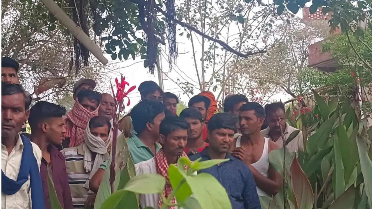 Etawah: तालाब में मिला अधेड़ का सड़ा-गला शव, गांव में फैली सनसनी, ग्रामीणों ने जताई हत्या की आशंका, नहीं हो सकी मृतक की पहचान