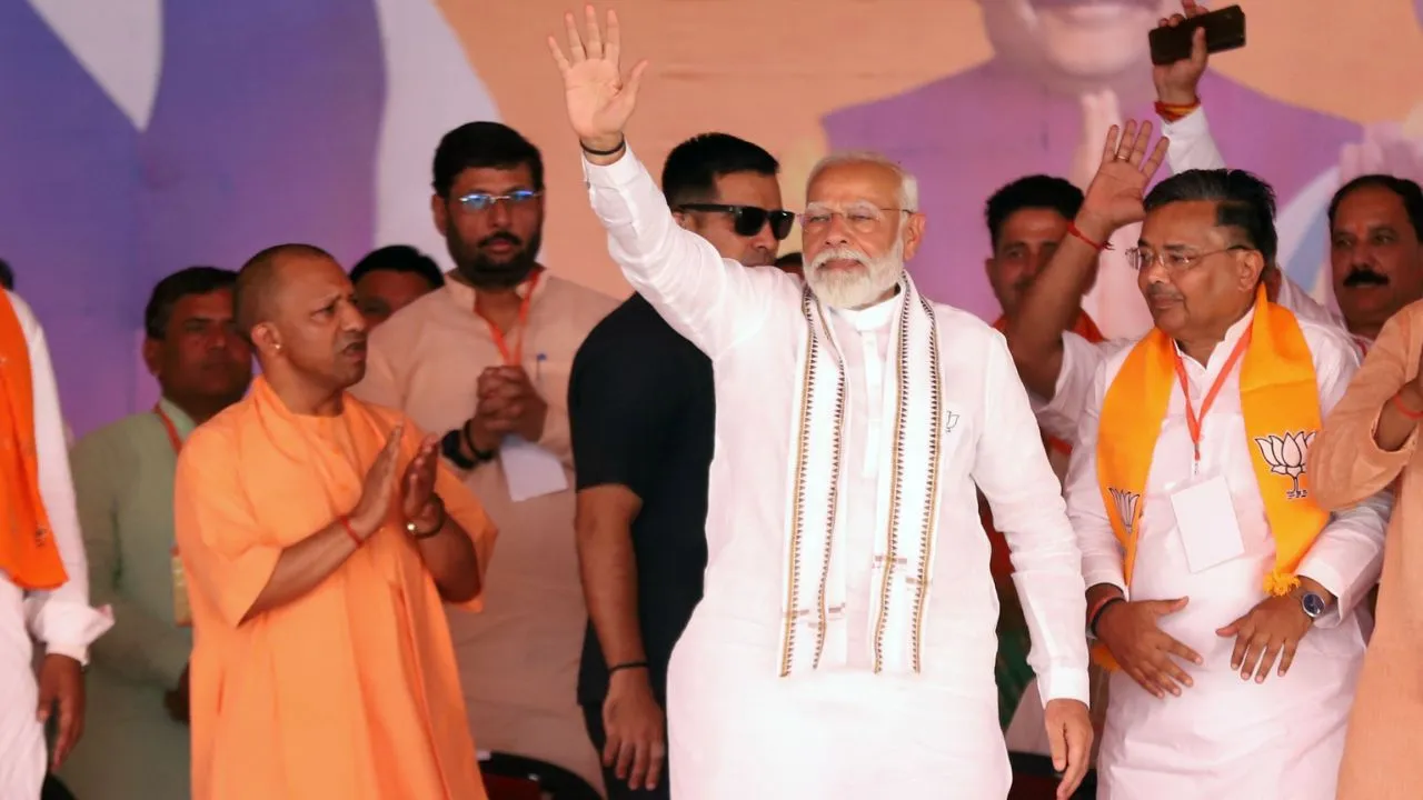 Etawah: युवाओं पर जमकर चला पीएम का जादू, लगते रहे मोदी-मोदी के नारे, लाखों लोग रैली में हुए शामिल