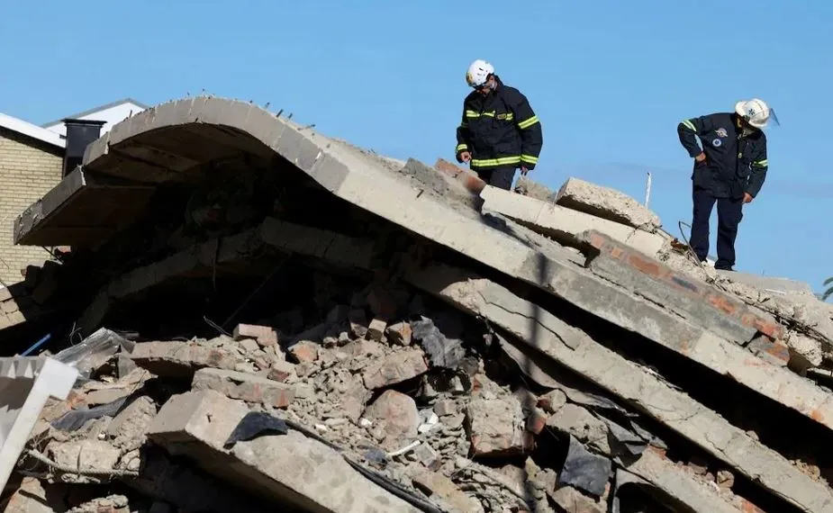 दक्षिण अफ्रीका में इमारत ढहने की घटना में मरने वालों की संख्या 32 हुई, 20 कर्मचारी अब भी लापता  