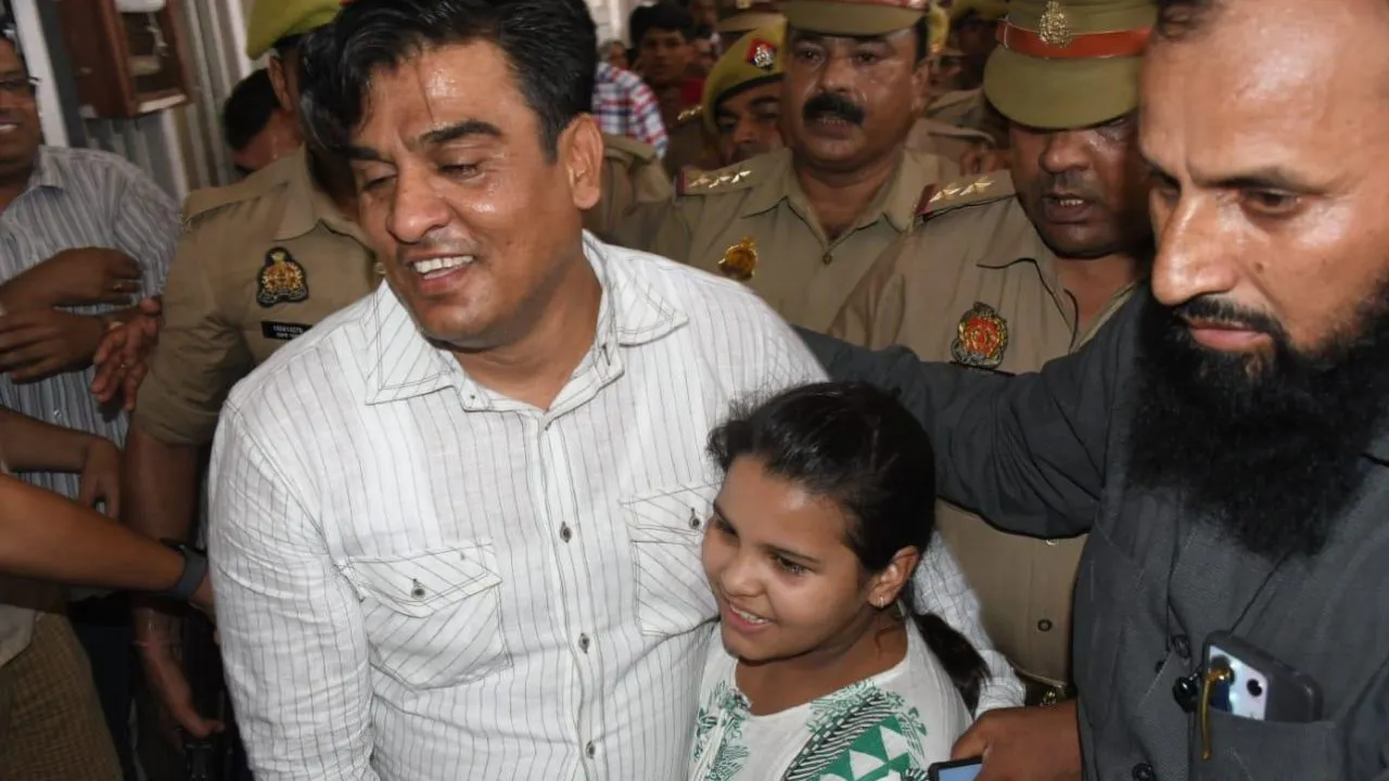 SP MLA Irfan Solanki: इरफान सोलंकी बेटी का हाथ पकड़ कोर्ट पहुंचे, बोले- अभी मैं जिंदा हूँ...फिर टला फैसला, 3 जून की अगली तारीख