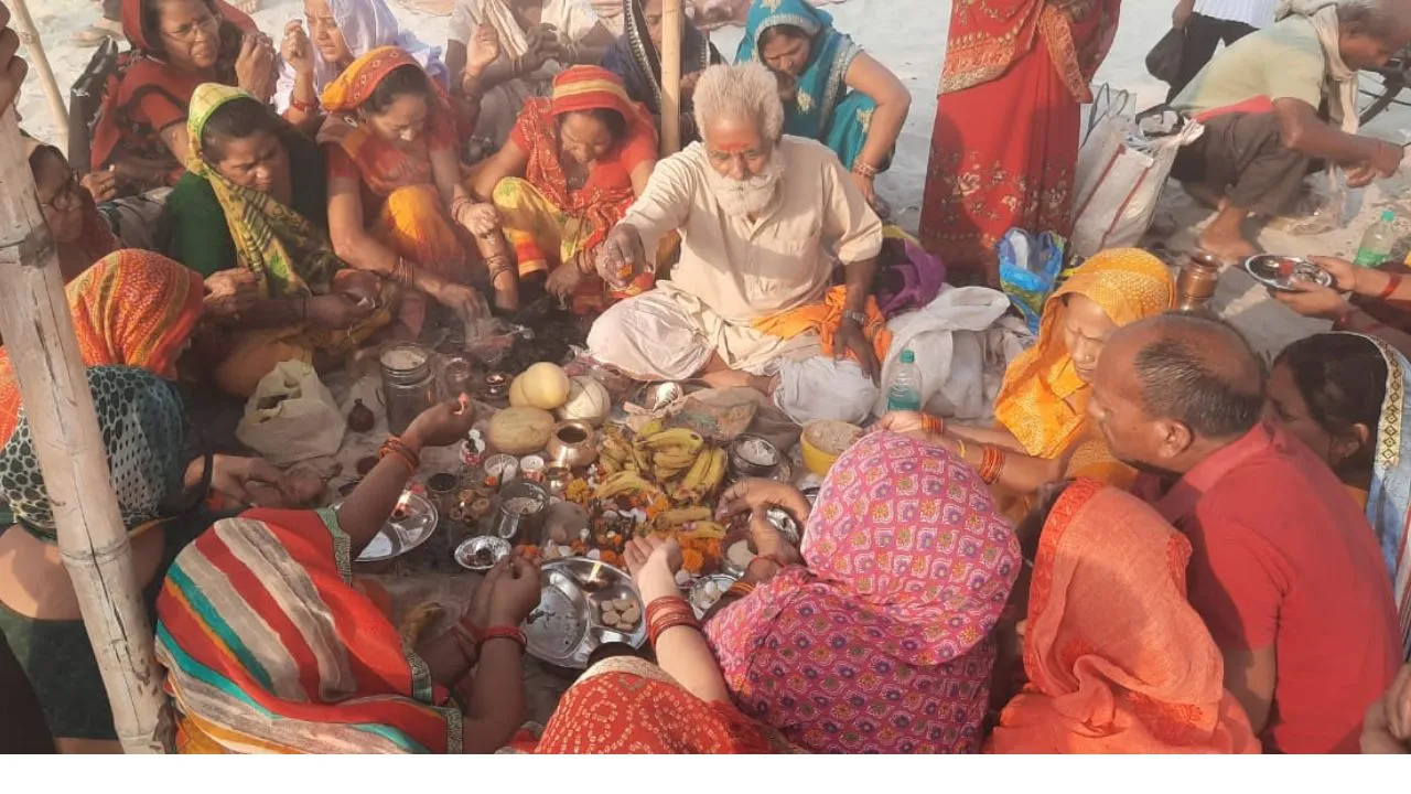 Unnao: बुद्ध पूर्णिमा के अवसर पर श्रद्धालुओं ने लगाई आस्था की डुबकी, नित्य गंगा सेवा समिति कराएगी महाआरती का आयोजन