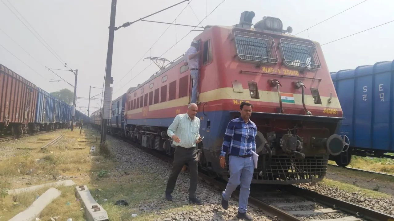 Unnao: चीफ इंजीनियर ट्रैक ने अप और डाउन लाइन की देखी हकीकत, मातहतों को दिए ये निर्देश...