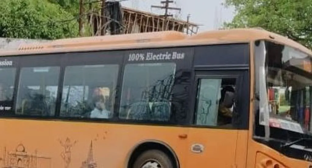 शाहजहांपुर: तीन माह का बकाया, फिर भी ड्यूटी करने को मजबूर कंडक्टर