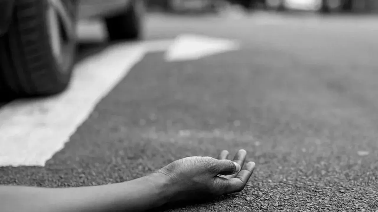 Farrukhabad: तेज रफ्तार ट्रैक्टर ने बाइक में मारी टक्कर; बेटे की मौत, मां की हालत गंभीर, लोहिया अस्पताल रेफर