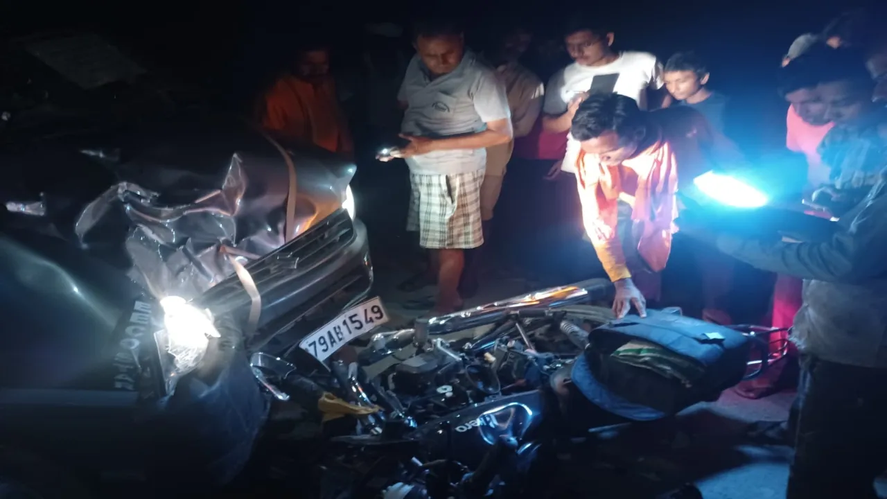 औरैया :  मारुति ईको ने बाइक में टक्कर मारी, एक की मौत दो गंभीर घायल