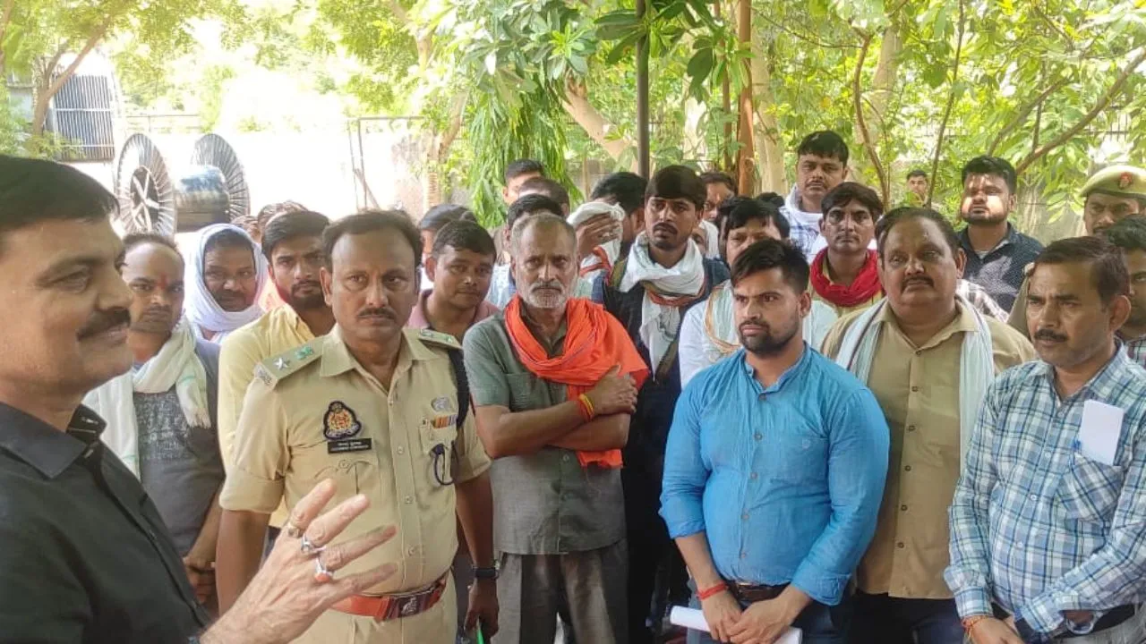 Auraiya: विद्युत कर्मियों का धरना प्रदर्शन पांचवे दिन भी रहा जारी, चीफ इंजीनियर की मौजूदगी बनी चर्चा का विषय