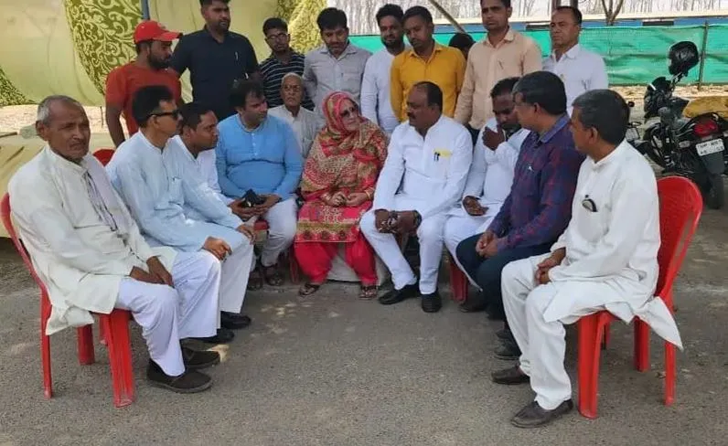 कासगंज: ईवीएम की सुरक्षा के लिए सपाइयों ने मंडी परिसर में डाला डेरा, अन्य जिलों के समर्थक भी कर रहे निगरानी
