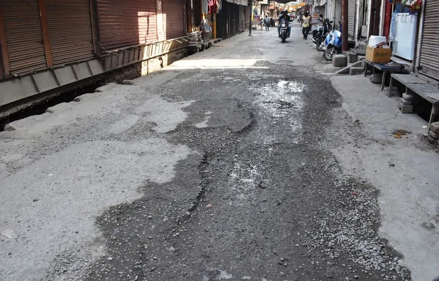 Bareilly News: जर्जर सड़कें, टूटे नाले... झूठे वादों का मारा सुभाषनगर