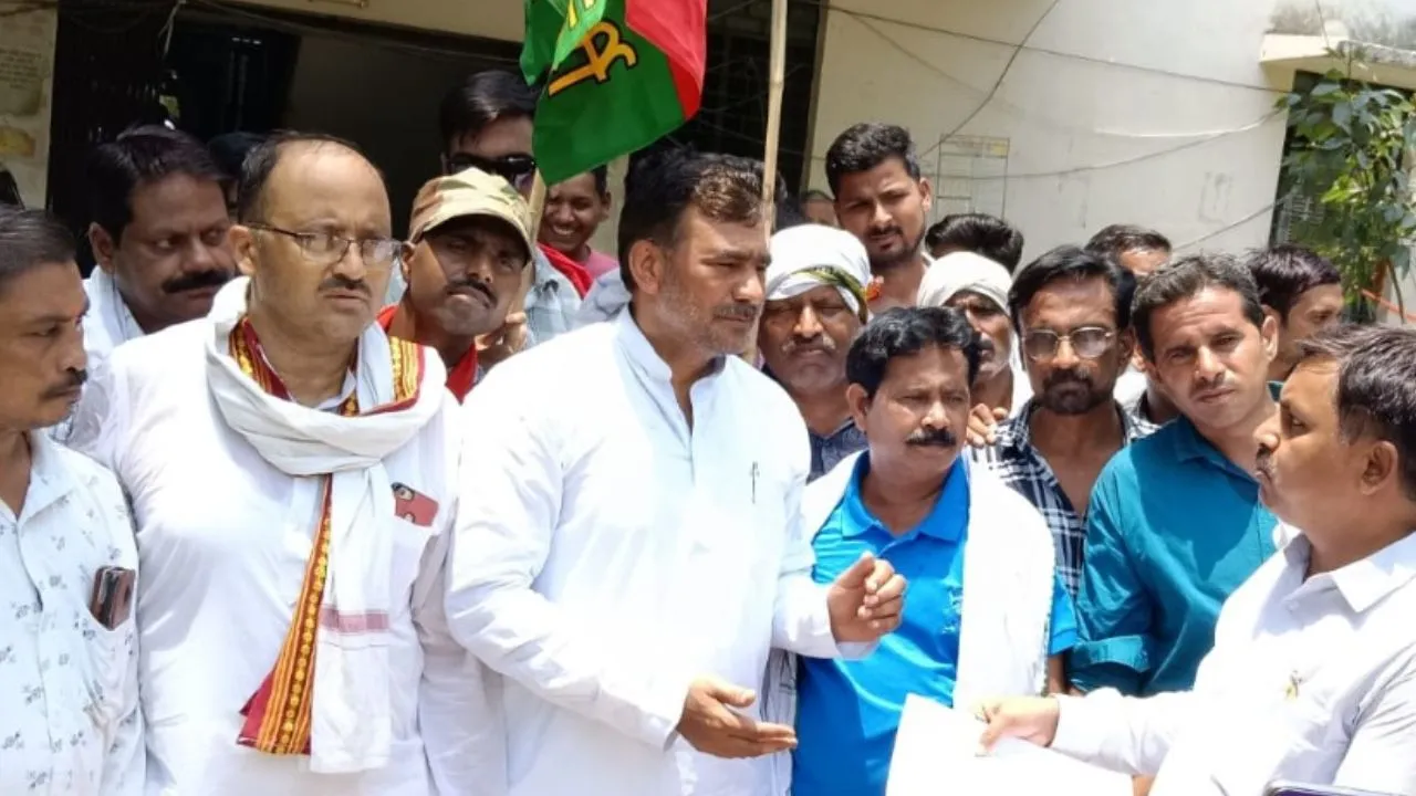 Kannauj: बिजली कटौती के विरोध में सपाइयों ने किया प्रदर्शन, समस्या का निस्तारण न होने पर प्रदर्शन की दी चेतावनी