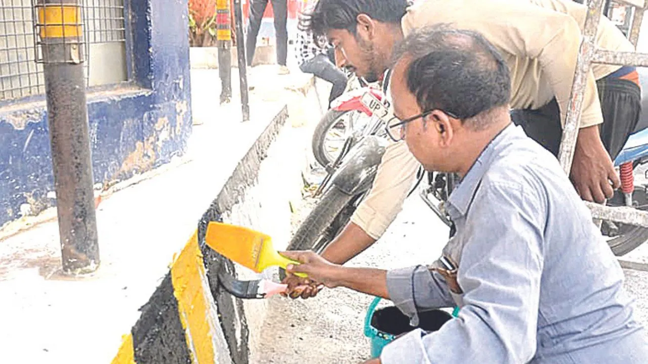 PM Modi Road Show In Kanpur: रोड शो के लिए सड़कों पर उतरा प्रशासन...चमका रहे रूट, बैठकों का भी दौर जारी