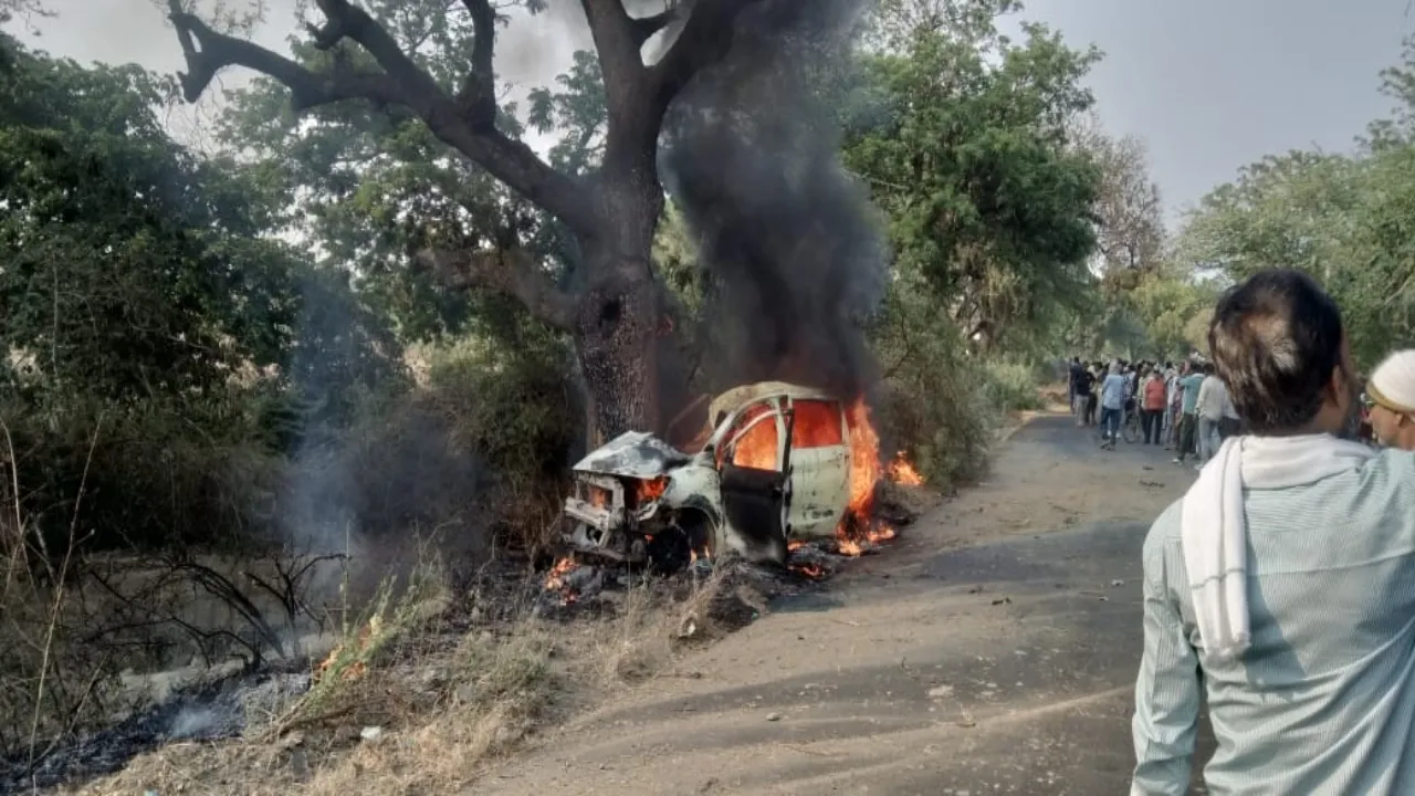 हरदोई में बड़ा हादसा : चलती कार में अचानक लगी आग, तीन की मौत