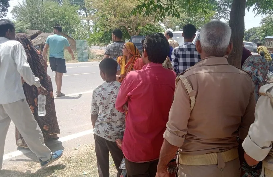 कासगंज: पुलिस के रवैये से नाराज ग्रामीण शव को लेकर पहुंचे डीएम दफ्तर, जमीनी विवाद को लेकर युवक की हत्या का लगाया आरोप