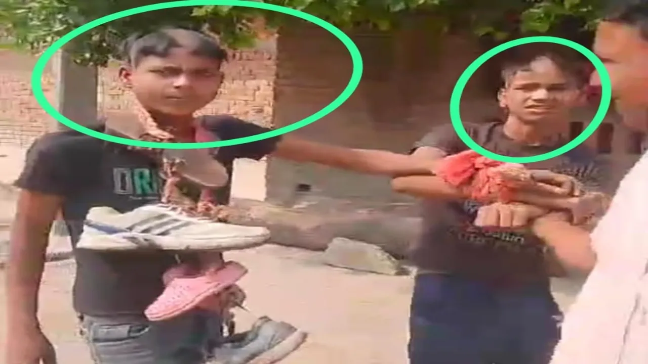 हरदोई :  गुटखा चोरी के आरोप में दो किशोरों के सिर पर उस्तरा लगवा जूते की माला पहनाकर घुमाया