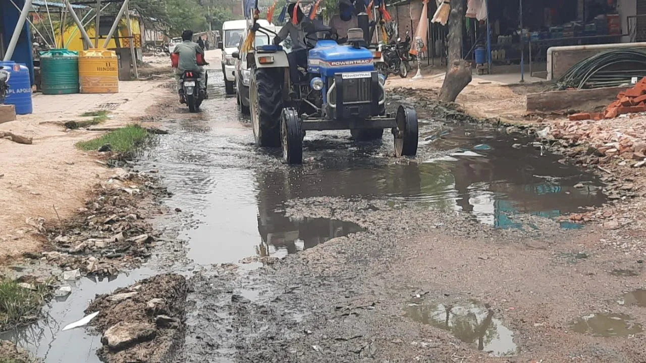 Unnao News: नाला न बनने से 50 लाख से बनी सड़क जलमग्न, लोगों को आवागमन में हो रही परेशानी, जिम्मेदार बेखबर