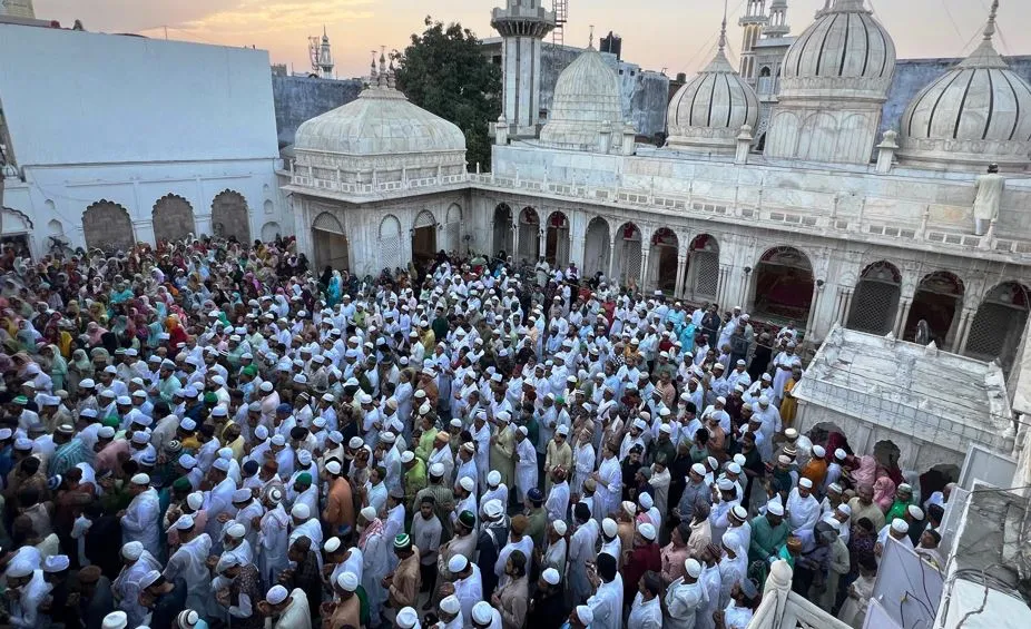 Bareilly News: हसनी मियां के उर्स में उमड़ा अकीदत का सैलाब, गंगा जमुनी तहजीब की देखने को मिली मिसाल