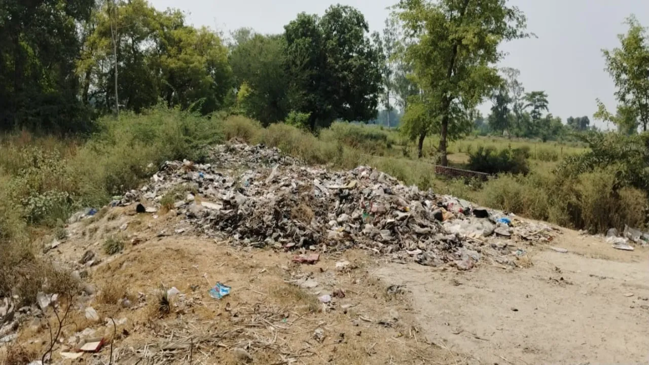 बाराबंकी : फतेहपुर मार्ग पर डंप हो रहा कूड़ा, एमआरएफ प्लांट बना शोपीस
