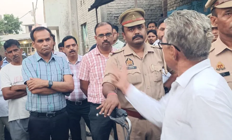 शाहजहांपुर: अवैध निर्माण गिराने गई टीम की व्यापारी और भाजपा नेताओं से नोकझोंक, जेसीबी को मौके से खदेड़ा