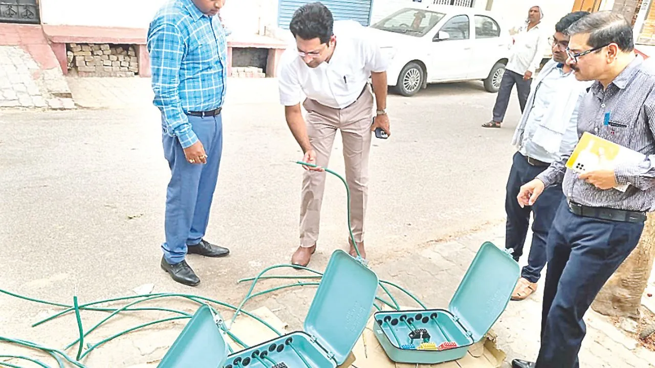 Kanpur: केस्को एमडी ने औचक निरीक्षण कर परखी व्यवस्था, कैपेसिटर बैंक मिला बंद, तीन अफसरों को थमाया नोटिस