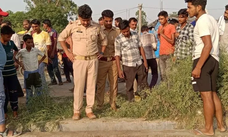 लखीमपुर-खीरी: नाले में मिला युवक का शव, इलाके में फैली सनसनी