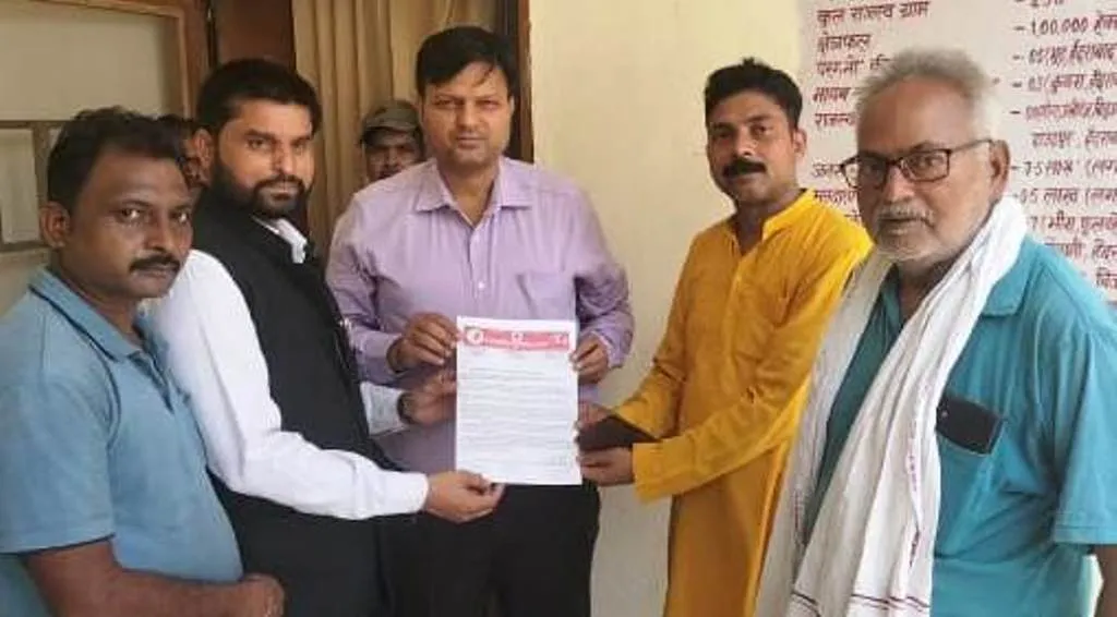 लखीमपुर-खीरी: देवरिया में गोवंश हत्या पर बजरंग दल में रोष, मुख्यमंत्री के नाम तहसीलदार को सौंपा ज्ञापन