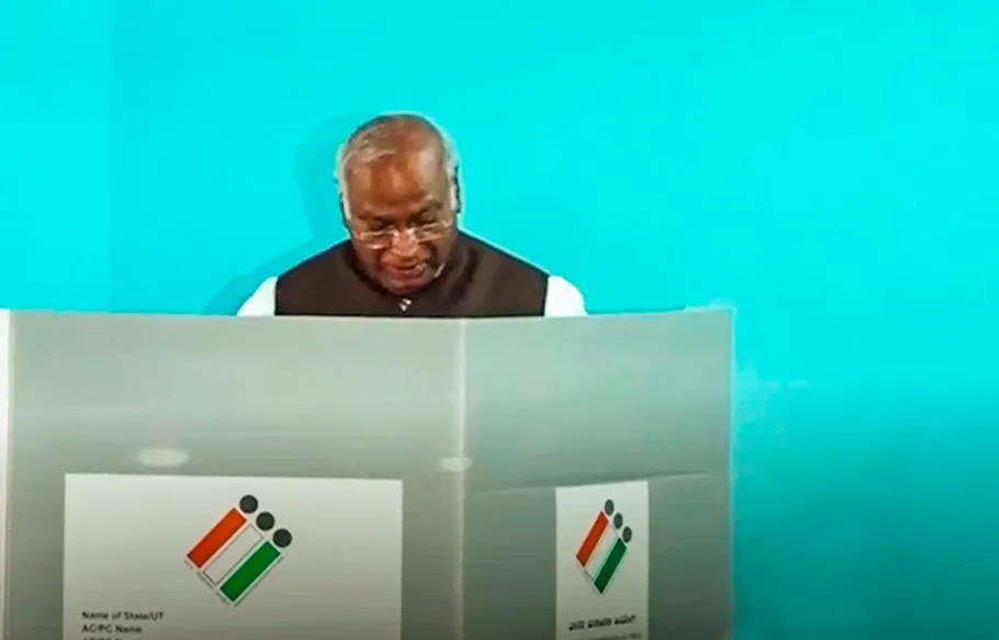 वोट डालने के बाद बोले खरगे, कर्नाटक में कांग्रेस प्रचंड बहुमत हासिल करेगी