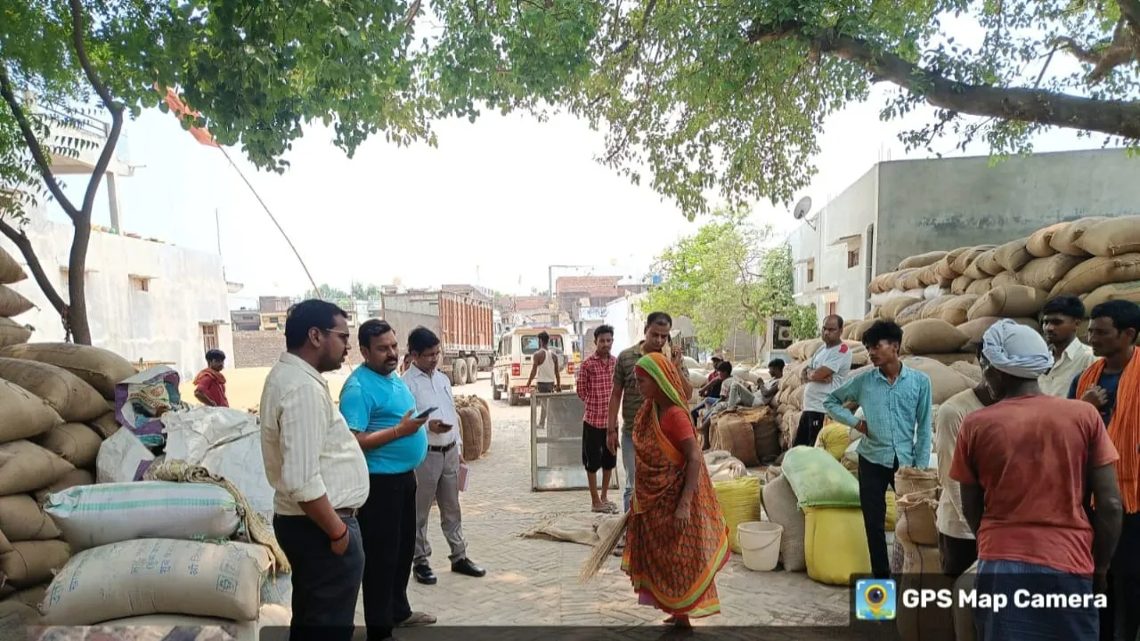 बहराइच : खाद्यान्न व्यवसाई के यहां टीम ने की छापेमारी, स्टॉक से अधिक मिला खाद्यान्न
