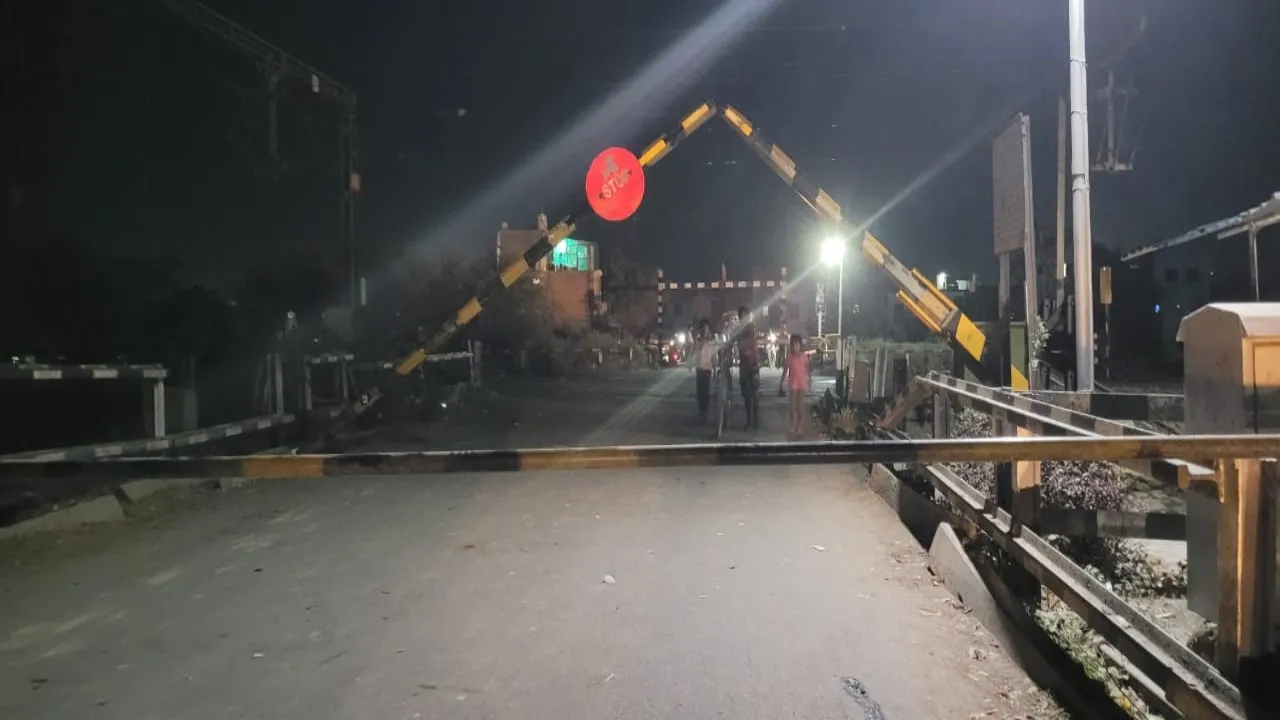 बहराइच : बाइक की टक्कर से रेलवे गेट टूटा, रूट हुआ डायवर्जन