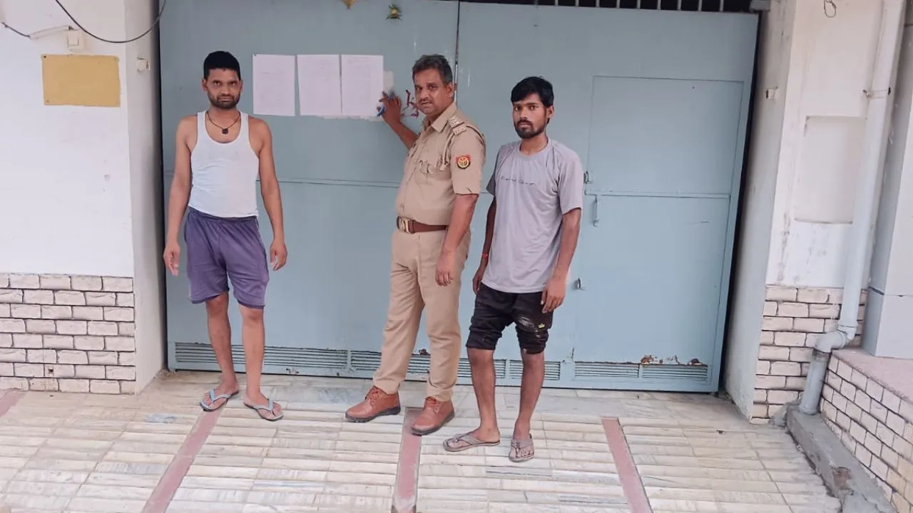 Unnao: गैंगस्टर के वांछित रिटायर्ड लेखपाल के घर में नोटिस चस्पा, कोर्ट में हाजिर न होने पर विवेचक ने की कार्रवाई