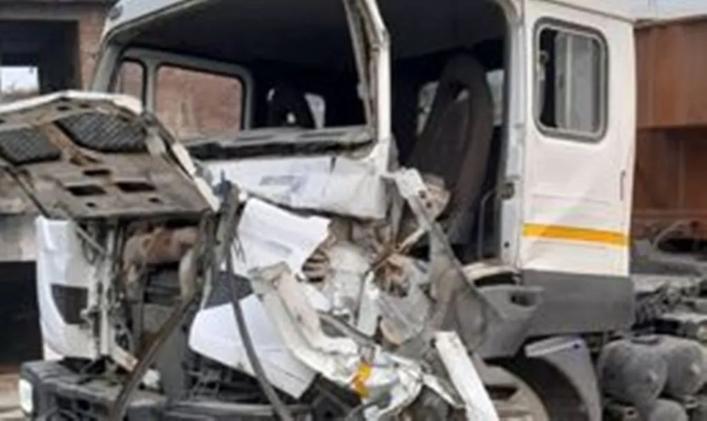 रामपुर: मसवासी में खनन लदे डंपरों की आमने-सामने से टक्कर, चालक-परिचालक घायल 