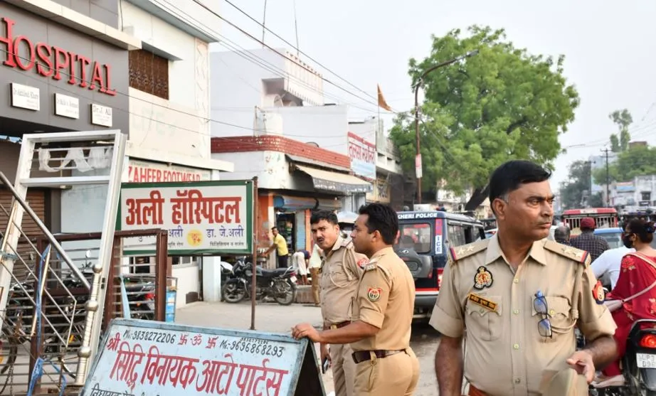 लखीमपुर-खीरी: कोतवाली और ट्रैफिक पुलिस ने हटवाया अतिक्रमण, मेला मैदान से महेवागंज तक चला अभियान