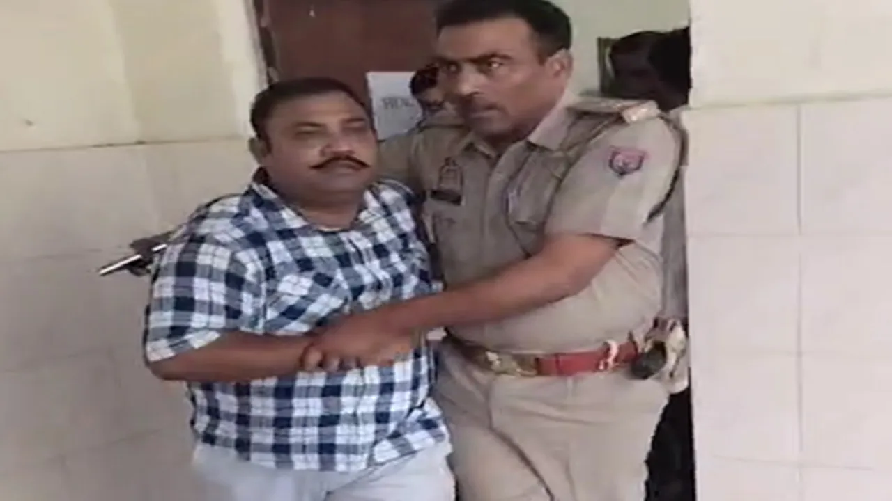  न्यायलय परिसर में पिस्टल लेकर घूम रहे कुख्यात अपराधी को पकड़ा