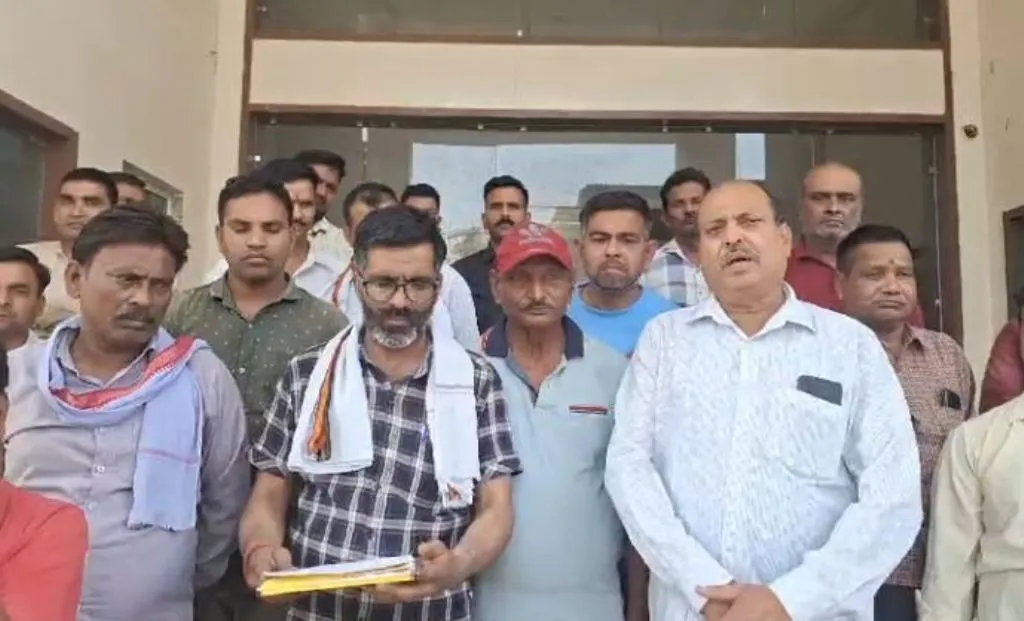 बरेली: नगर निगम वाहन चालक कर्मचारी संघ ने अपनी समस्याओं को लेकर नगर आयुक्त को सौंपा ज्ञापन 