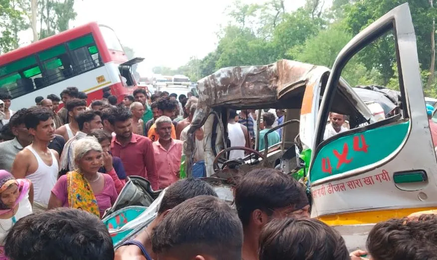 लखीमपुर-खीरी: रोडवेज बस और मैजिक में भीषण टक्कर, 5 लोगों की मौत...8 घायल