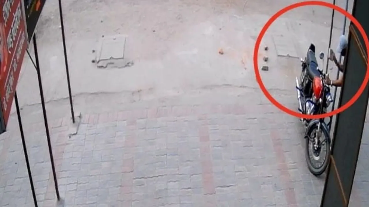 Kanpur: चोर ने अपार्टमेंट में खड़ी बुलेट गाड़ी की पार, घटना सीसीटीवी कैमरे में हुई कैद