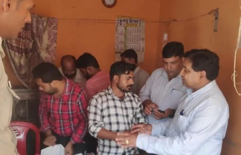 बदायूं: सहायक आयुक्त औषधि ने पकड़ा अवैध मेडिकल, 1.10 लाख की दवाइयां कीं जब्त