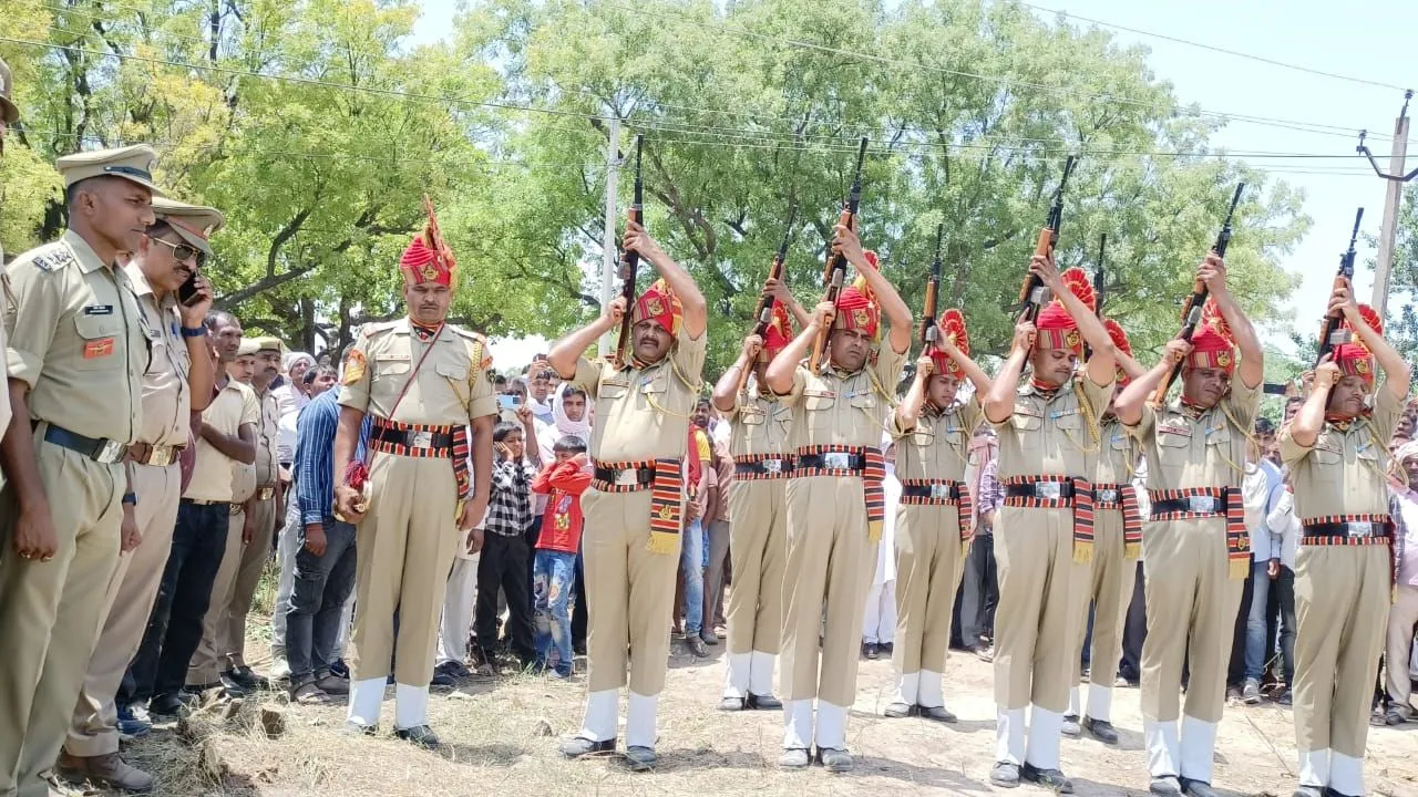 Kanpur Dehat: बीएसएफ ASI का शव गांव में पहुंचते ही मचा कोहराम; 110 बटालियन से आए जवानों ने दी अंतिम सलामी