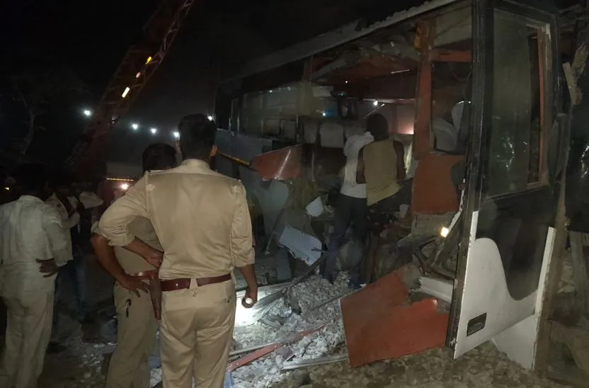 शाहजहांपुर: पूर्णागिरि जा रही श्रद्धालुओं की बस पर पलटा डंपर, 12 की मौत... राष्ट्रपति मुर्मू व सीएम योगी ने व्यक्त की संवेदना