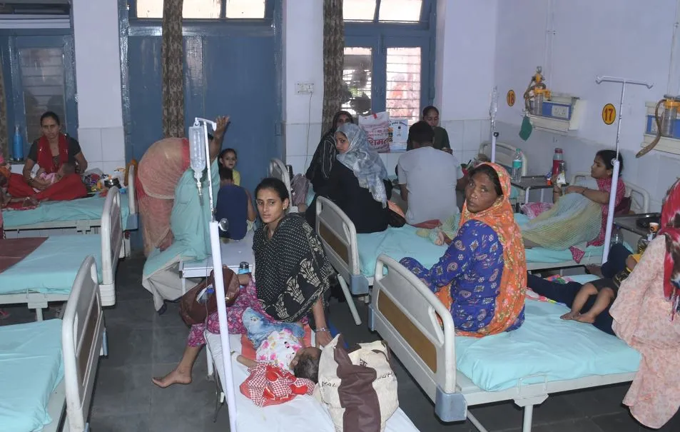 Bareilly News: डायरिया की मार...वार्ड फुल, एक-एक बेड पर दो-दो बच्चे भर्ती