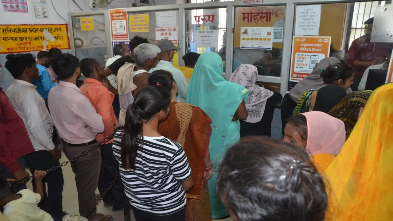 बाराबंकी : पर्चा बनवाने से लेकर डाक्टर को दिखाने तक हर कदम पर दुश्वारियां 