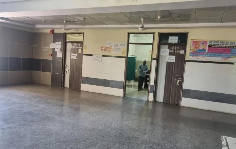 Bareilly News: वीआईपी ड्यूटी में डॉक्टर, इलाज के लिए भटक रहे मरीज