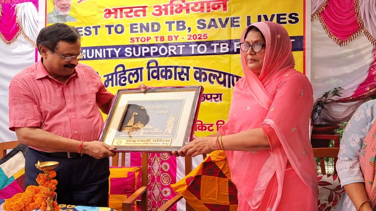 जौनपुर : 85 मरीजों को पोषाहार एवं 25 किशोरियों को दी हाइजीन किट 