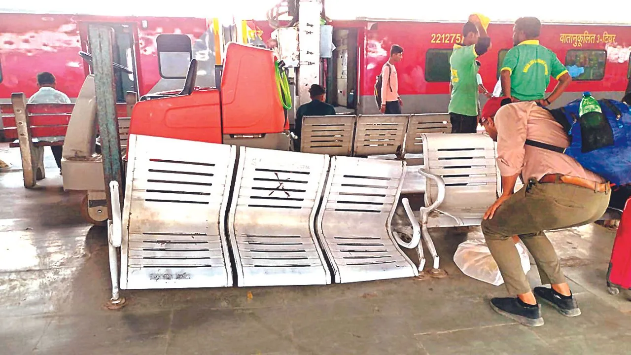 टूटी कुर्सियां सेंट्रल में