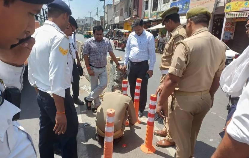 कासगंज: दुर्घटनाएं रोकने के लिए यातायात पुलिस ने कसी कमर, फोरलेन पर जगह-जगह लगवाए रिफ्लेक्टर टेप