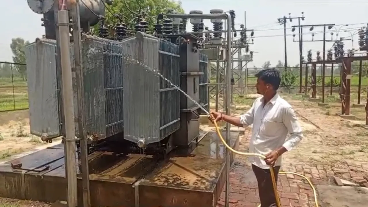 बाराबंकी : बिजली कटौती से लोग परेशान, ट्रांसफार्मरों को छूटा पसीना, विभाग ने निकाला ठंडा करने का अनोखा फार्मूला