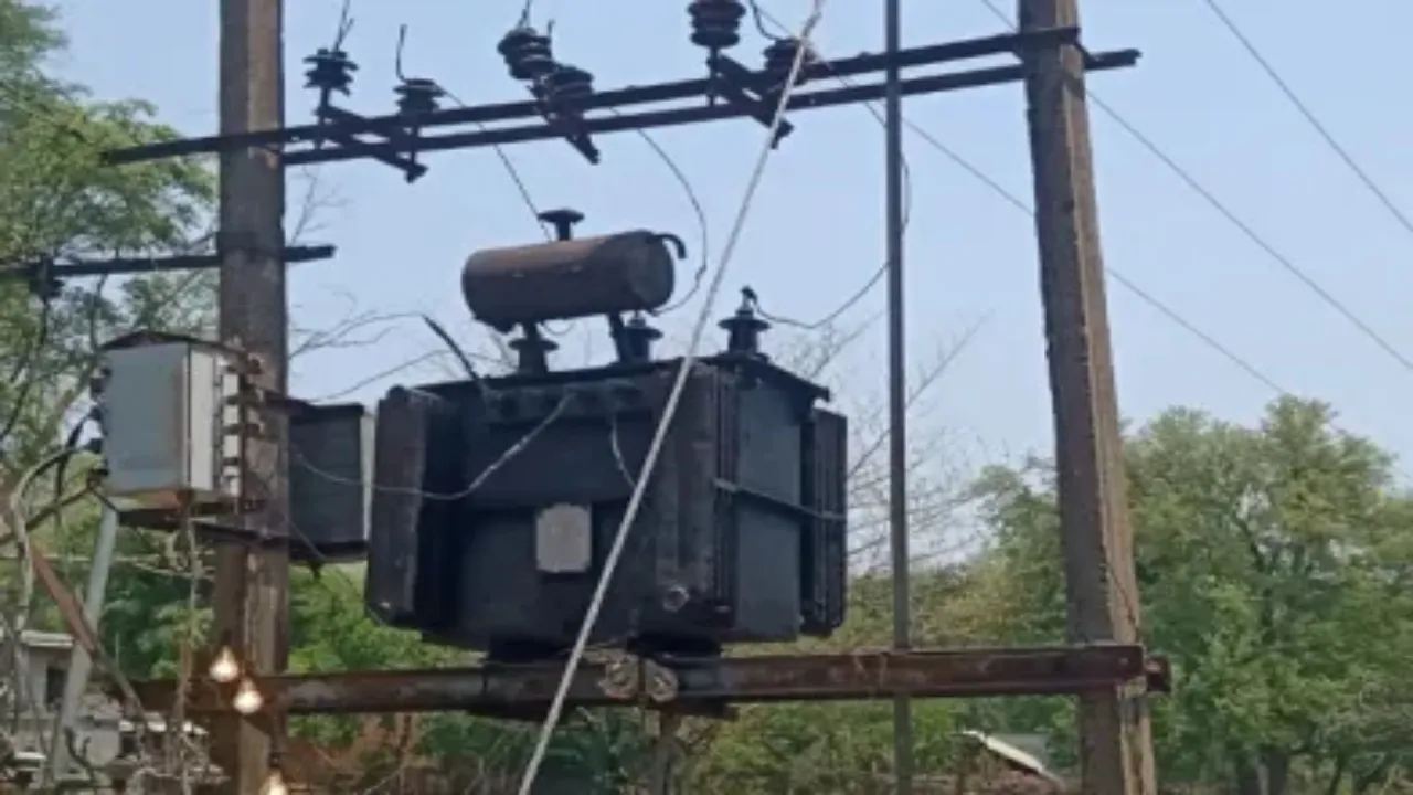 प्रयागराज : ट्रांसफार्मर ने गर्मी में दिया दगा, पानी के लिए भी तरसे लोग