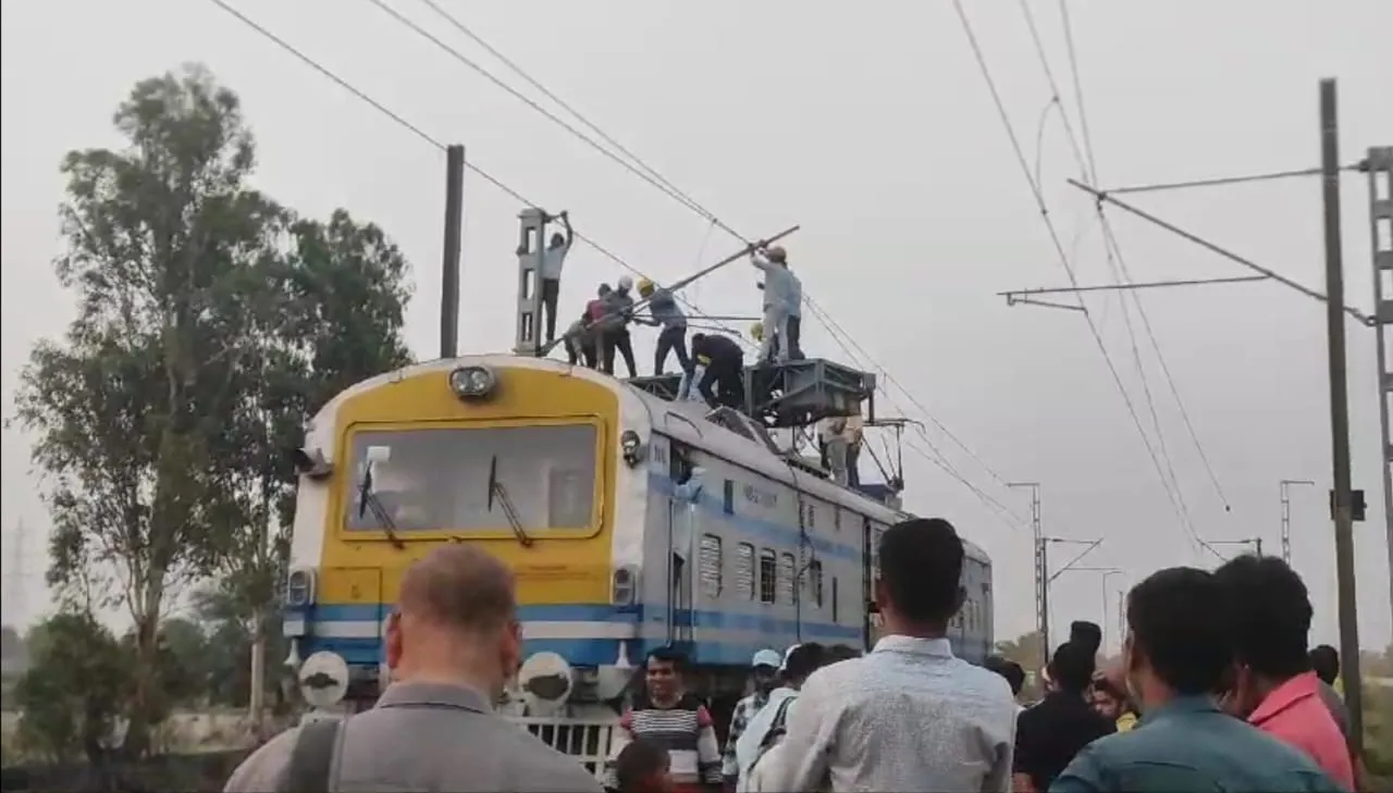 उन्नाव में सहजनी के पास ओएचई लाइन में ब्लास्ट होने से रूकी ट्रेनें, हड़कंप