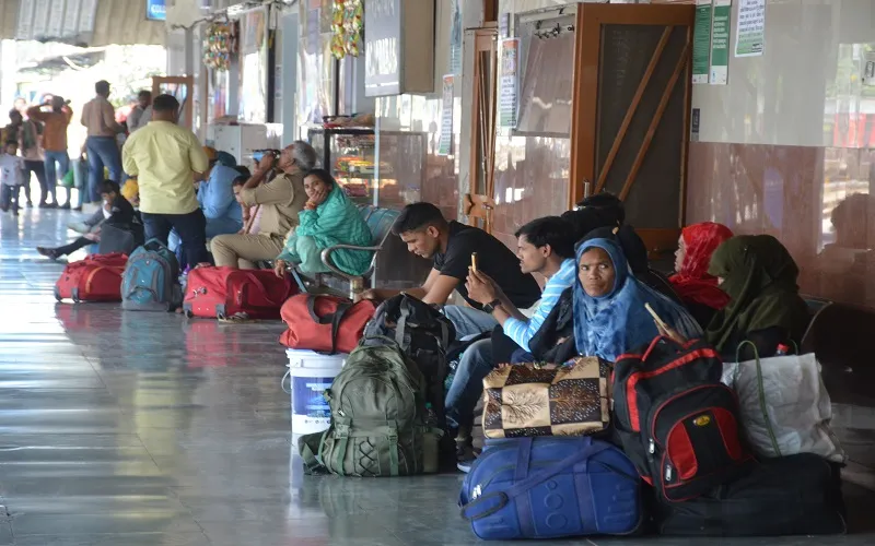 मुरादाबाद : भीषण गर्मी में सफर से ज्यादा स्टेशन पर ट्रेनों के इंतजार में कट रहा समय, ट्रेनों की लेटलतीफी से यात्री परेशान