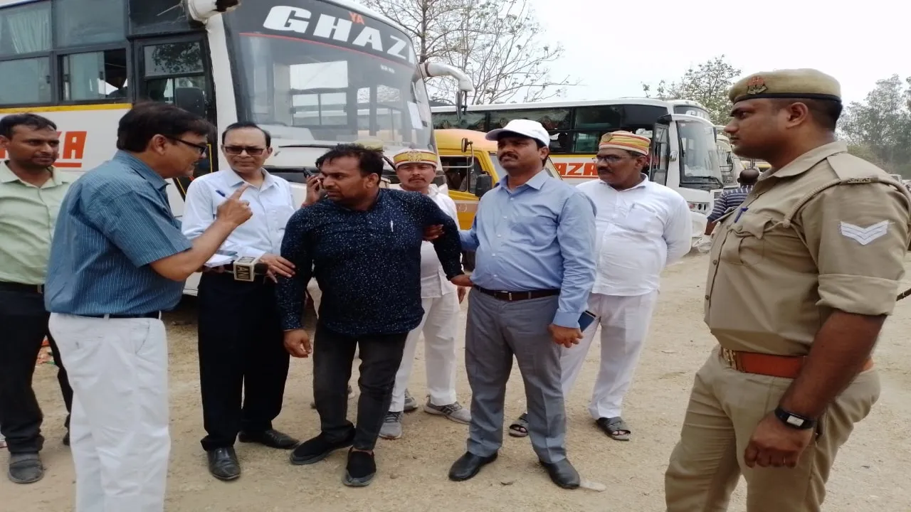 बलरामपुर : डीएम ने दिव्यांग मतदान कार्मिक के जज्बे को किया सलाम ,ससम्मान बस में बैठाकर किया रवाना