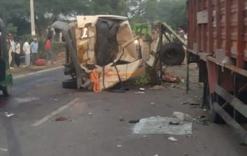 बदायूं: भैंस को बचाने के चक्कर में डीसीएम और लोडर वाहन की भिड़ंत, दो की मौके पर मौत...तीन गंभीर घायल 