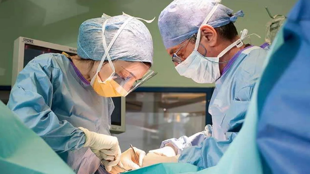 Kanpur: जीएसवीएम की कामयाबी: कुशिंग सिंड्रोम का ऑपरेशन कर बचाई युवती की जान, किडनी के पास से निकाली गांठ